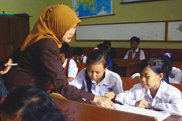 Seorang Guru Sedang Mengajar