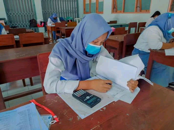 Foto Siswi SMK Sedang Belajar Akuntansi Tingkat SMK