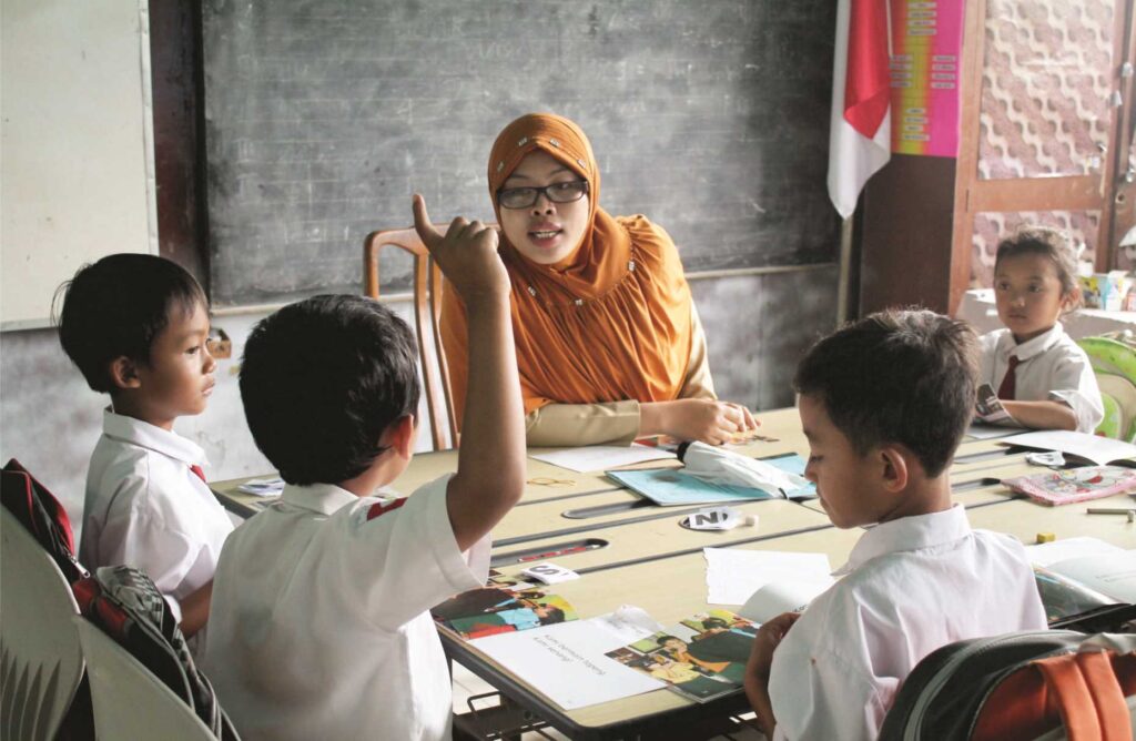 Guru sedang mengajar