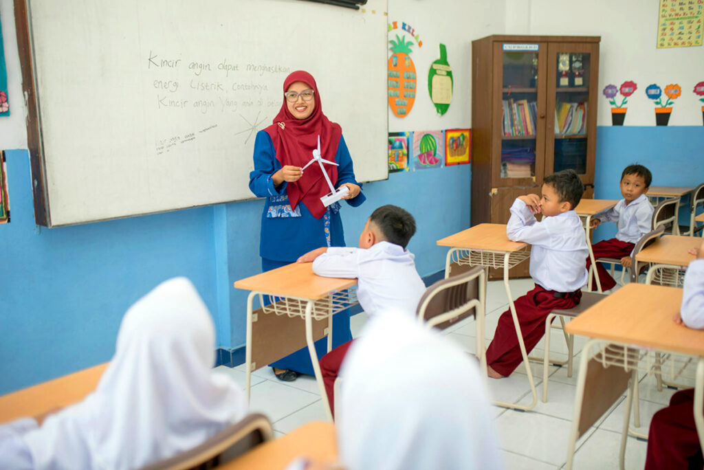 Guru sedang mengajar